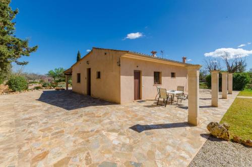 a small house with a table and a patio at Es Mitja Davall in Sencelles
