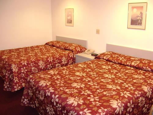 A bed or beds in a room at Edgewick Inn