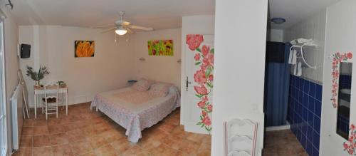 モントルーにあるVilla Thochaの小さなベッドルーム(ベッド1台、テーブル付)