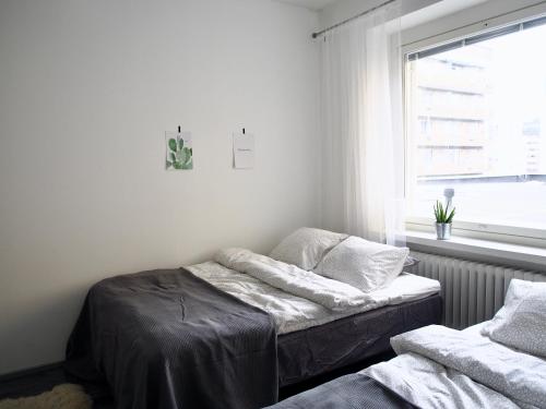タンペレにある2ndhomes Tampere "Koskipuisto" Apartment - Downtown 1BR Apt with Saunaのベッドルーム1室(ツインベッド2台、窓付)