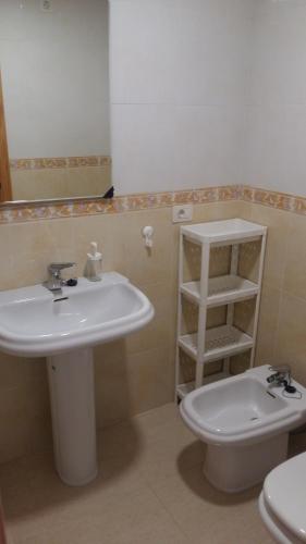 La salle de bains est pourvue d'un lavabo et de toilettes. dans l'établissement El apartamento de Marina en Moncofar playa, à Moncofa