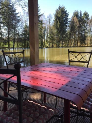 - une table de pique-nique avec vue sur une étendue d'eau dans l'établissement GoGreen Cabin, à Saint-Priest-les-Fougères