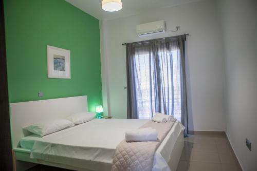 Een bed of bedden in een kamer bij Lak Peristeri Homes