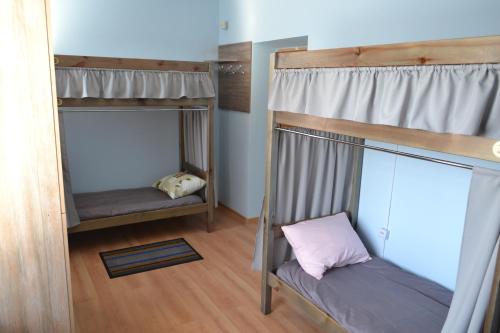 テルノーピリにあるMaverickの窓付きの客室で、二段ベッド2台が備わります。