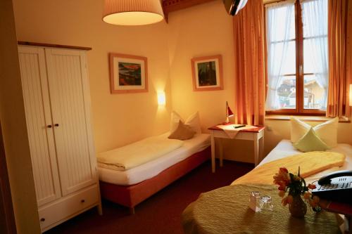 Un pat sau paturi într-o cameră la Hotel Waltraud Garni