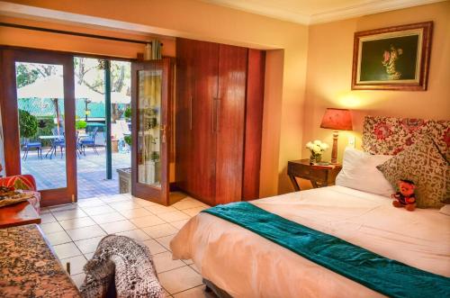 Un dormitorio con una cama con un osito de peluche. en Elizabeth Manor Guest House, en Johannesburgo