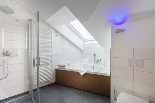 A bathroom at Stadthotel Freiburg Kolping Hotels & Resorts
