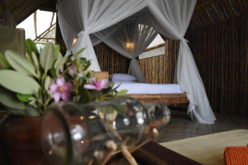 Una cama o camas en una habitación de Billiton Ekobeach Retreat
