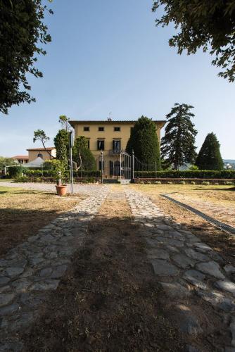 a house with a gate in front of a driveway at Hotel Villa Cappugi in Pistoia
