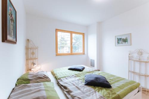 ein Schlafzimmer mit einem Bett mit zwei Kissen darauf in der Unterkunft Apartment Vienna A in Wien