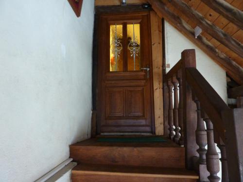 una puerta de madera en una escalera de una casa en Chez Christian, en Auxonne