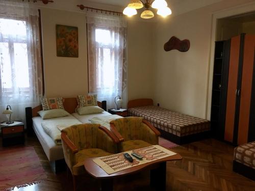 een woonkamer met een bed en een bank bij Homoky Pincészet és Vendégház in Tállya