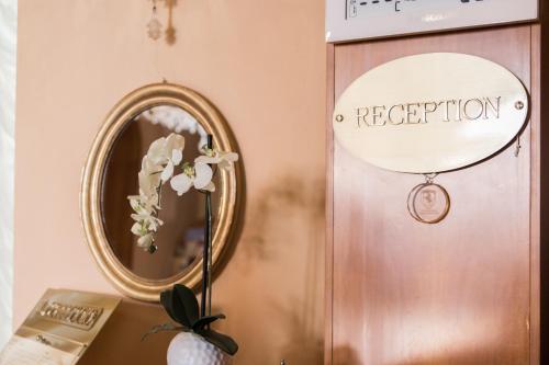 a door with a sign that reads reception at Phi Hotel Dei Medaglioni in Correggio