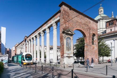 Duomo Views, Light, Jungle-inspired Studio with Terrace