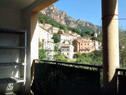 una vista da un balcone di una città con una montagna di chez marie a Porto Ota