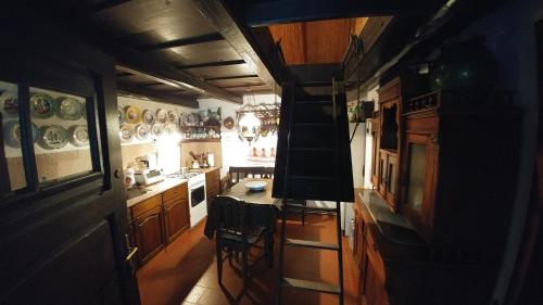 西格利蓋特的住宿－Szigligeti Nádfedeles，享有带木制橱柜的厨房的顶部景致