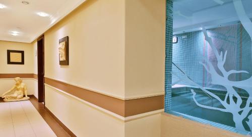 a hallway with a large aquarium in the corner at Sun Palace Wellness Hotel in Mariánské Lázně