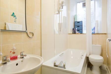 een witte badkamer met een wastafel en een toilet bij Watson Crescent in Edinburgh