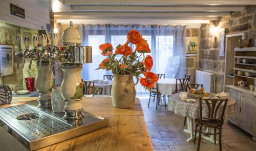 eine Küche mit zwei Vasen mit Blumen auf dem Tisch in der Unterkunft Chambres d'hôtes Andrea in Brive-la-Gaillarde