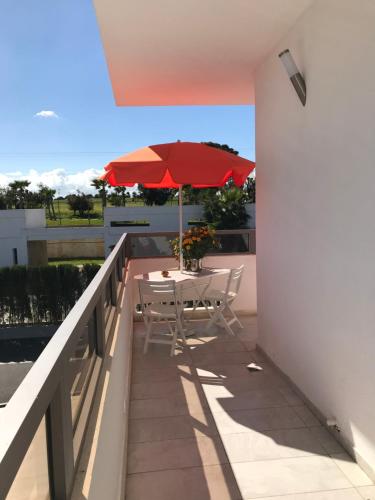Marbella Beach location pour famille 2 chambresにあるバルコニーまたはテラス