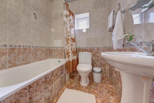 アナパにあるMilotel Pavelのバスルーム(洗面台、トイレ、バスタブ付)