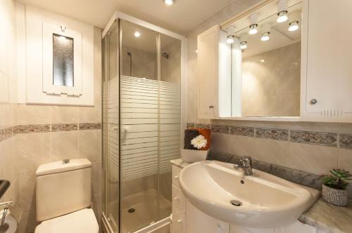 W łazience znajduje się toaleta, umywalka i prysznic. w obiekcie Lets Holidays Elsa apartment w Tossa de Mar
