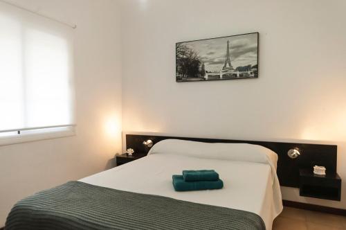 sypialnia z łóżkiem z niebieskim przedmiotem w obiekcie Lets Holidays Elsa apartment w Tossa de Mar