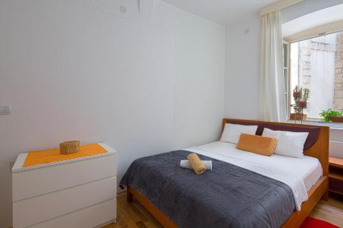 Кровать или кровати в номере Portun Apartment