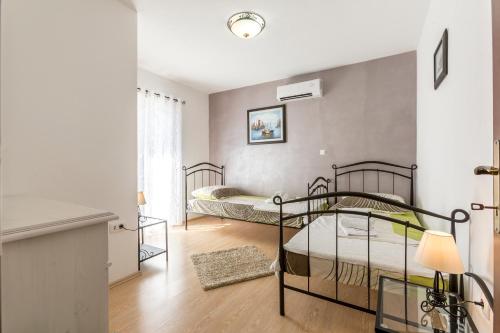 een slaapkamer met 2 stapelbedden in een kamer bij Villa Palanga in Trogir