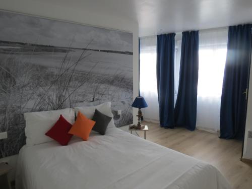 Säng eller sängar i ett rum på Hotel Côte d'Opale