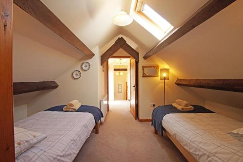 Ліжко або ліжка в номері Bythynnod Lleuddad Cottages