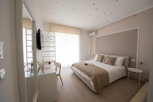 サレルノにあるシェリー B&B サレルノの大きなベッドと窓のある寝室