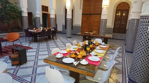 Makanan di atau berdekatan riad ini