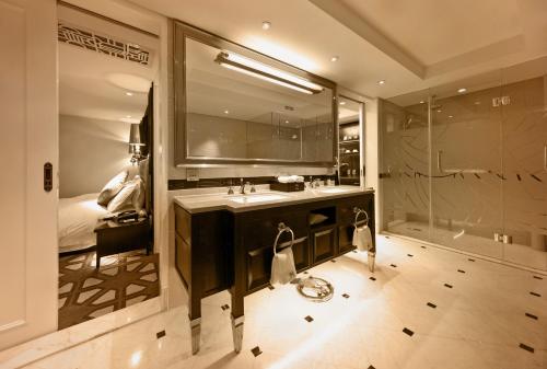 Uma casa de banho em Paramount Gallery Hotel