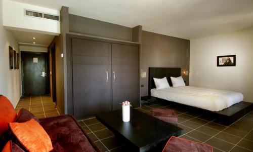 Een bed of bedden in een kamer bij Royal Decameron Tafoukt Beach Resort - All Inclusive