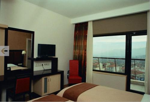 Habitación de hotel con cama y ventana en Hotel Makedonia, en Veria