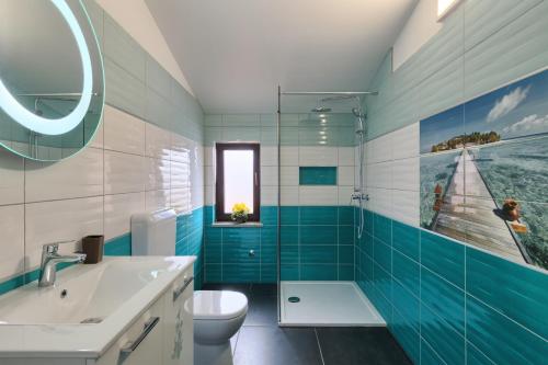 uma casa de banho com um lavatório, um WC e uma banheira em Apartments Ines em Pula