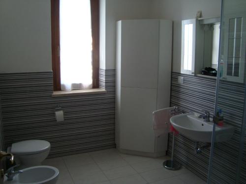 a bathroom with a toilet and a sink at La Sosta di Braccio in Macchie