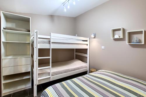 1 dormitorio con 2 literas y 1 cama en Location avec terrasse en Arcachon