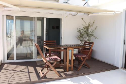 Μπαλκόνι ή βεράντα στο Piraeus Apartment with Endless View