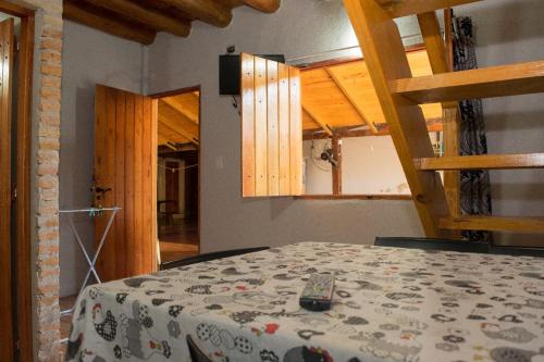 a room with a table with a flowered table cloth at Duplex Macuco in Puerto Iguazú