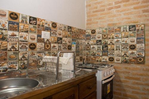 cocina con encimera con fregadero y fogones en Duplex Macuco en Puerto Iguazú