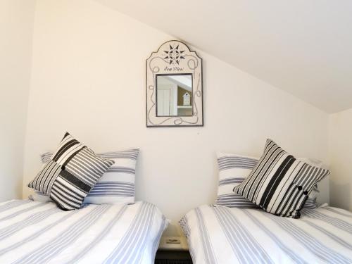 A bed or beds in a room at Cobbly Cottage 