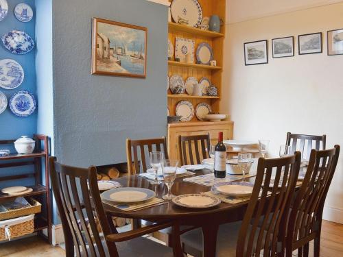 A restaurant or other place to eat at Sailors Knot 