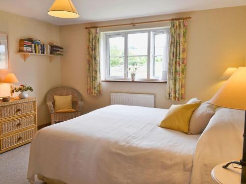 A bed or beds in a room at Owls Cottage 
