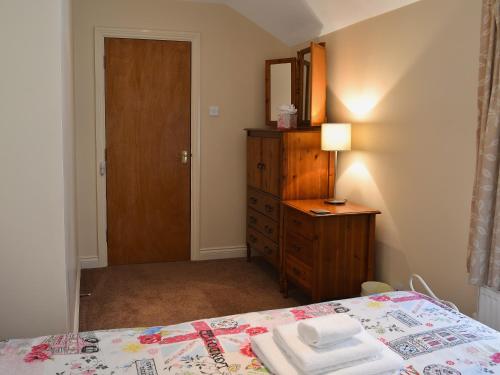 A bed or beds in a room at Queensbury Cottage 