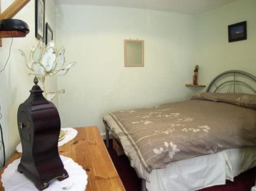 A bed or beds in a room at Bruce Cottage 