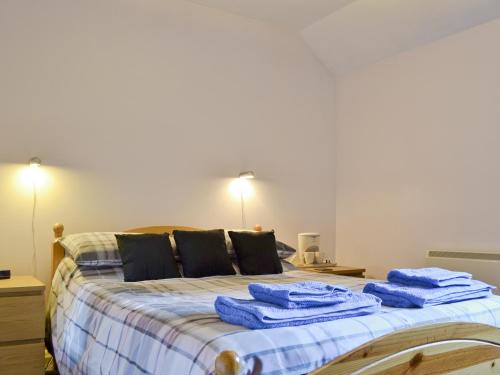 A bed or beds in a room at Ancaster Apartment 