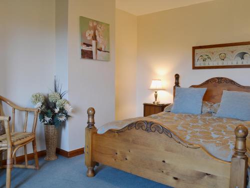 A bed or beds in a room at High Butterbent Cott 