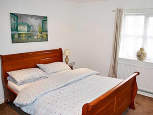 A bed or beds in a room at Tree Tops Cottage 